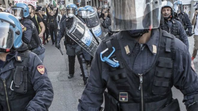 Scontri al corteo no Green Pass a Roma, attaccata sede Cgil