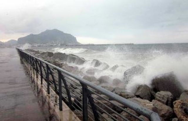 Maltempo senza tregua in Sicilia, un morto a Scordia. Allerta rossa