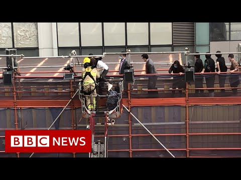 Fire at World Trade Centre in Hong Kong leaves more than 100 trapped on roof – BBC News