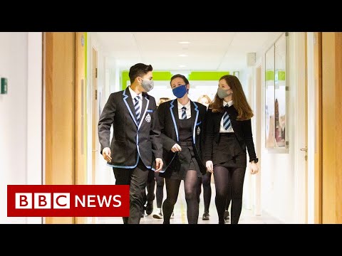 School pupils in England to wear face masks in classrooms to tackle Omicron – BBC News