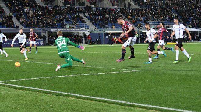 Manaj illude lo Spezia, Arnautovic firma il 2-1 del Bologna