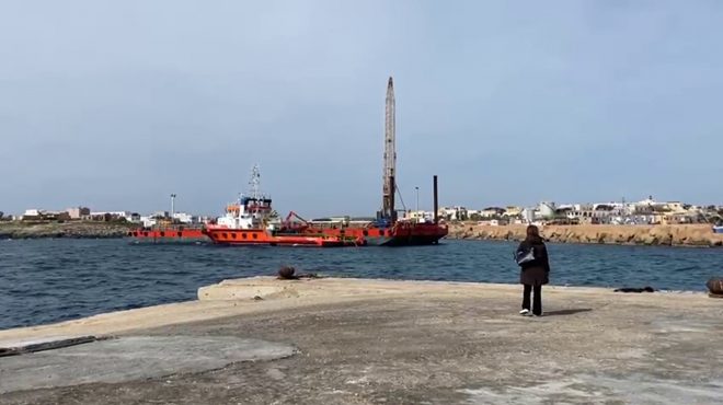 A Lampedusa inizia rimozione relitti barche migranti