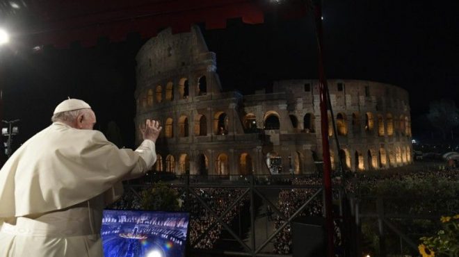 Papa Francesco per Via Crucis al Colosseo