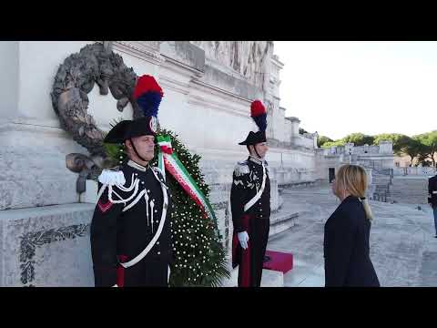 Il Presidente Meloni depone una corona d’alloro alla Tomba del Milite Ignoto all’Altare della Patria