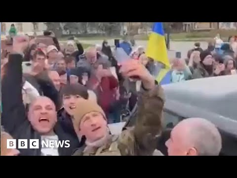 Cheering crowds in Kherson greet Ukrainian troops – BBC News