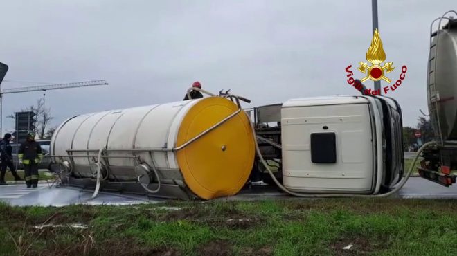 Montanaso Lombardo, si ribalta cisterna. Latte invade la carreggiata