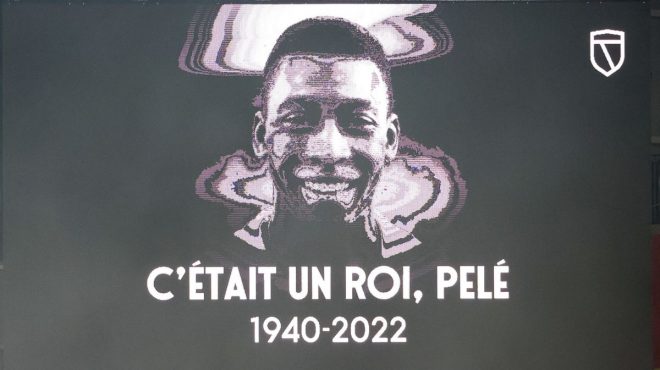 Corteo funebre per le vie di Santos, ultimo saluto a Pelè