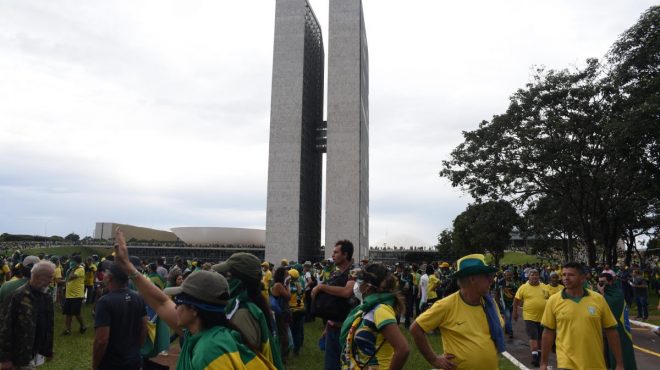 Sostenitori di Bolsonaro assaltano le istituzioni a Brasilia