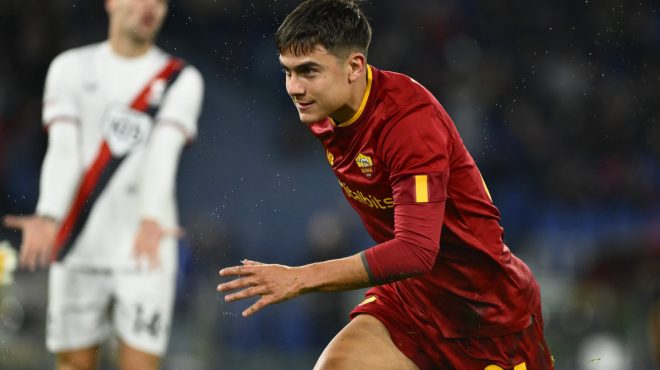 Magia di Dybala, la Roma batte il Genoa e va ai quarti