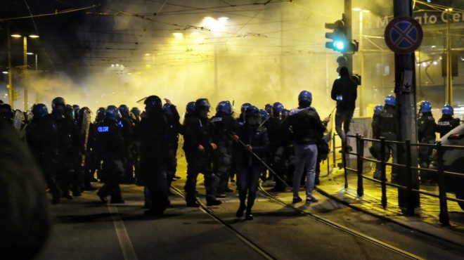 Scontri al corteo degli anarchici a Torino per Cospito