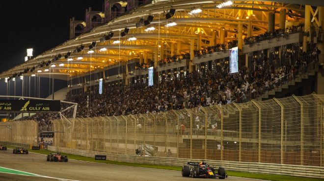 Verstappen vince in Bahrain, Ferrari in difficoltà