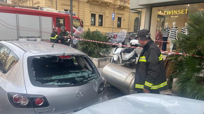 Sfiorata tragedia a Palermo, boiler vola da palazzo e danneggia auto