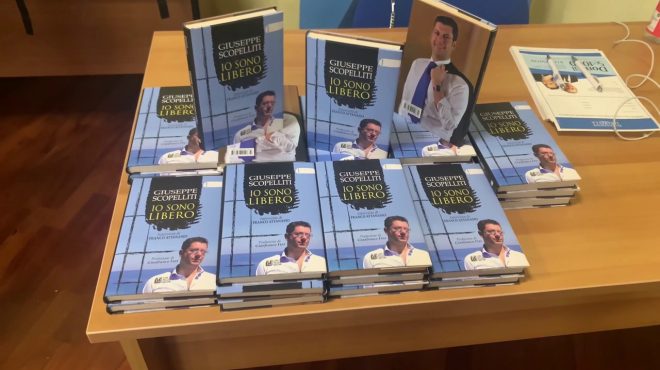 Bari, Emiliano alla presentazione del libro di Scopelliti “Commovente”