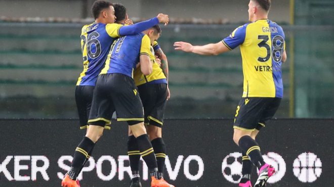 Il Verona ribalta il Sassuolo e resta in corsa per la salvezza