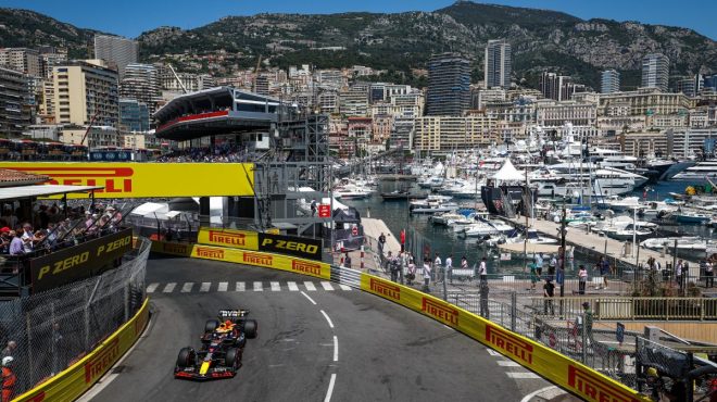 Pole di Verstappen su Alonso a Monaco, Leclerc penalizzato