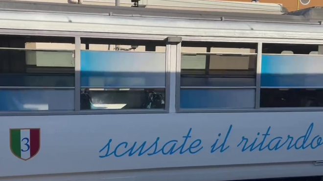 “Scusate il ritardo”: a Napoli un treno per lo scudetto