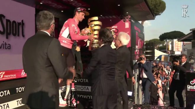 Giro d’Italia, il Presidente Mattarella consegna il Trofeo a Roglic