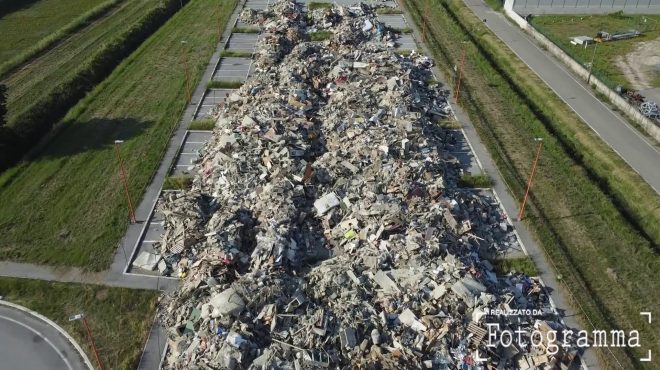 Alluvione in Emilia Romagna, montagne di detriti