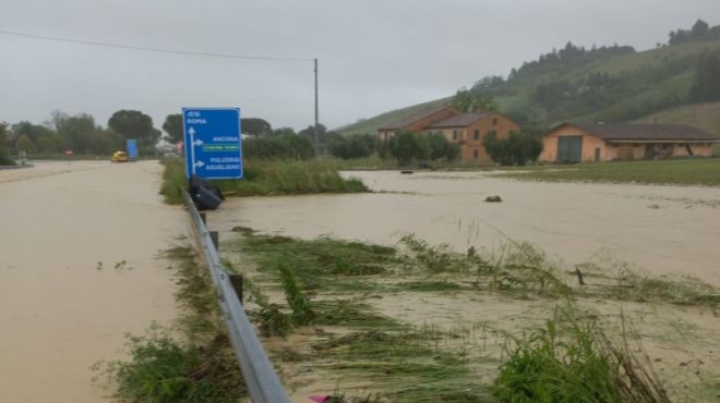 Maltempo nelle Marche e in Emilia Romagna, piogge e allagamenti