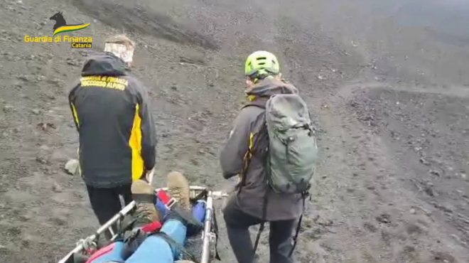 Escursionista ferita sull’Etna, le immagini dei soccorsi