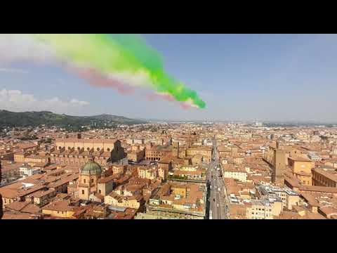 Frecce Tricolori sorvolano Bologna