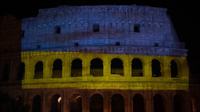 Il Colosseo si illumina con i colori della bandiera dell’Ucraina