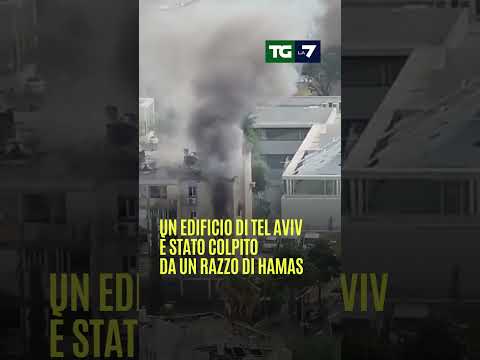 Un edificio di #TelAviv è stato colpito da un razzo di #Hamas