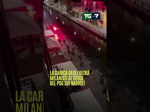 La carica degli ultrà #milanisti ai tifosi del #Psg sui #Navigli a #Milano