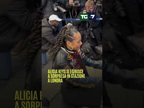 Alicia #Keys si esibisce a sorpresa in #stazione a #Londra