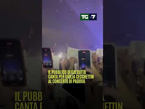 Il pubblico di #Calcutta canta per Giulia #Cecchettin al concerto di #Padova