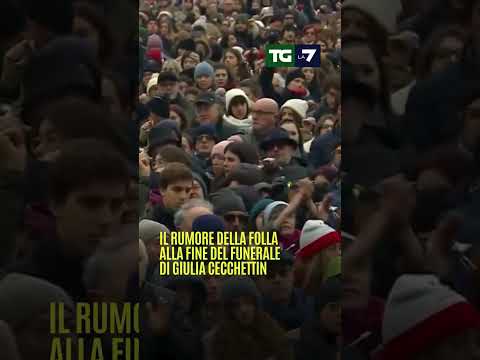 Il #rumore della #folla alla fine del #funerale di Giulia #Cecchettin