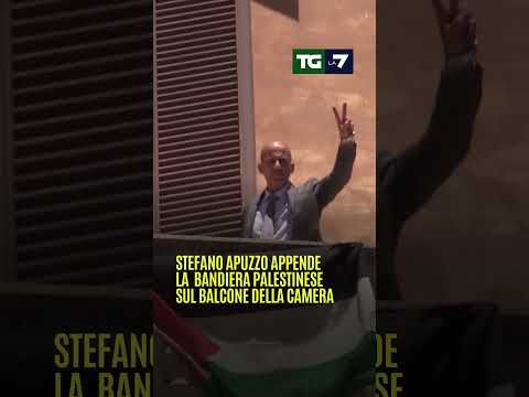 Stefano #Apuzzo appende la bandiera palestinese sul balcone della #camera