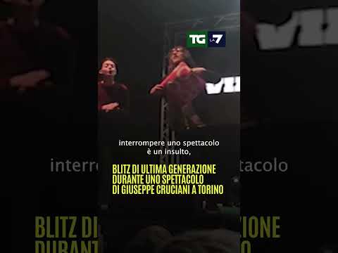 Blitz di Ultima Generazione durante uno spettacolo di Giuseppe #Cruciani a #Torino