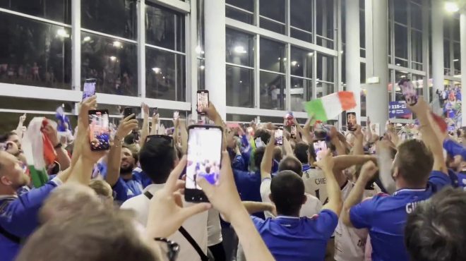 Tifosi azzurri felici dopo il pari con la Croazia che vale gli ottavi