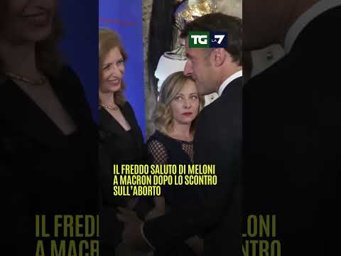 Il freddo saluto di Meloni a Macron dopo lo scontro sull’aborto