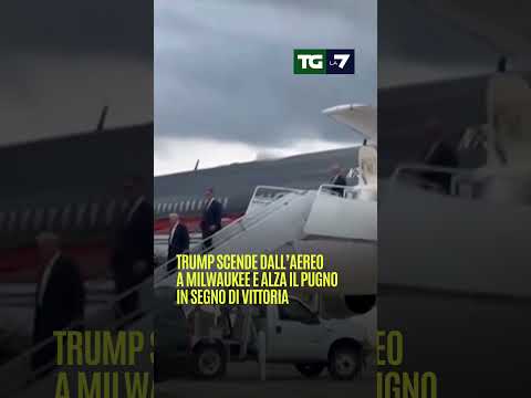 #Trump scade dall’aereo a Milwaukee e alza il pugno in segno di vittoria