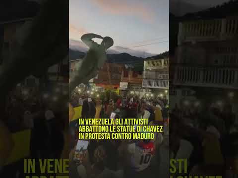 In Venezuela gli attivisti abbattono le statue di Chavez in protesta contro #Maduro