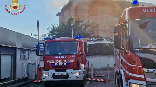 Roma, maxi rogo di sterpaglie a Cinecittà. Feriti 4 soccorritori