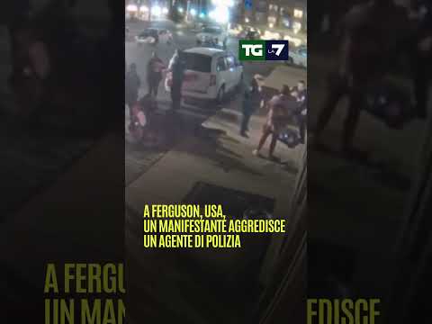 A Ferguson, USA, un manifestante aggredisce un agente di polizia