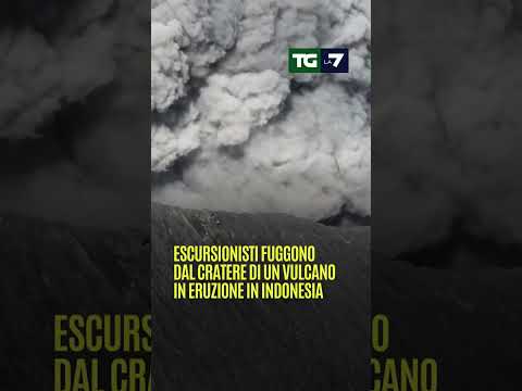 Escursionisti fuggono dal cratere di un #vulcano in eruzione in Indonesia