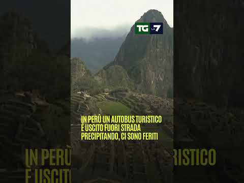 In #Perù un autobus turistico è uscito fuori strada precipitando, ci sono feriti