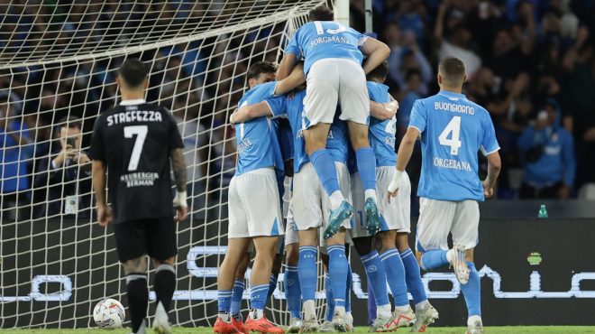 Il Napoli batte 3-1 il Como e conserva il primato solitario