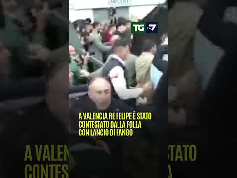 A #Valencia Re #Felipe è stato contestato dalla folla con lancio di fango