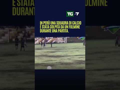 In #Perù una squadra di calcio è stata colpita da un fulmine durante una partita.