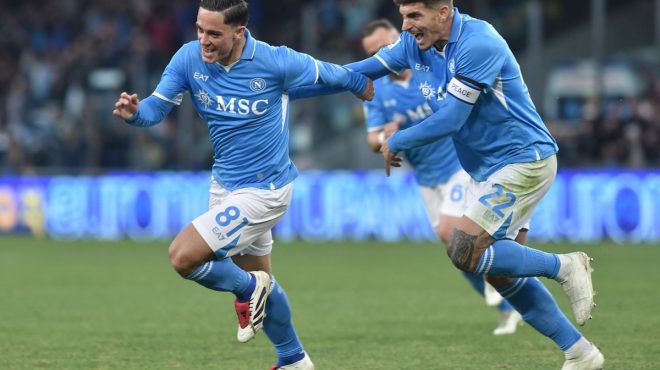 Il Napoli batte il Venezia 1-0 e ritrova la vetta