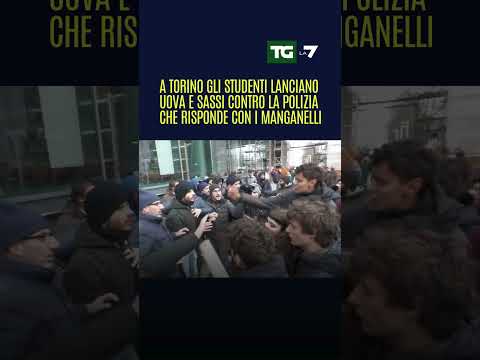 A #Torino gli studenti lanciano uova e sassi contro la polizia che risponde con i manganelli