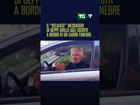 Il “delicato” messaggio di Beppe #Grillo agli iscritti a bordo di un carro funebre